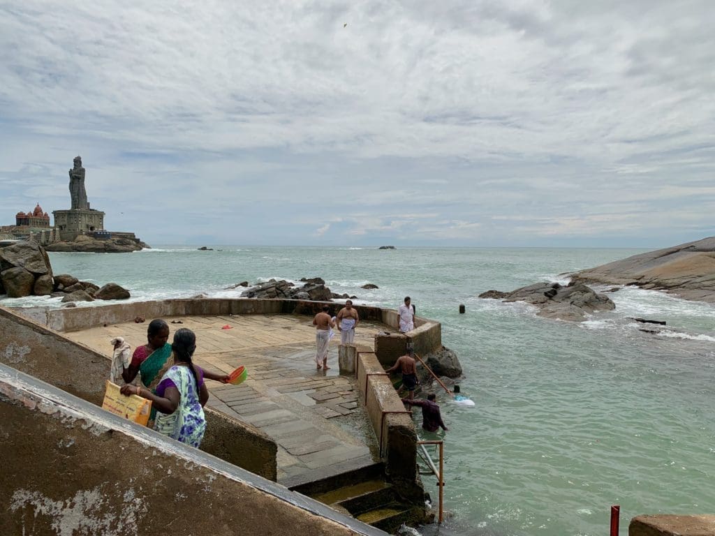 kanyakumari-india-people-bathing-at-triveni-sangam