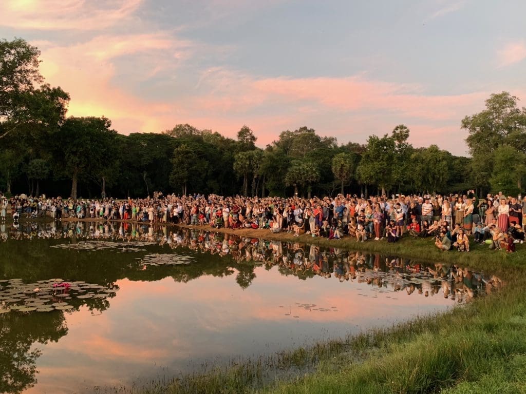 immense-crowds-at-sunrise-visiting-angkor-wat