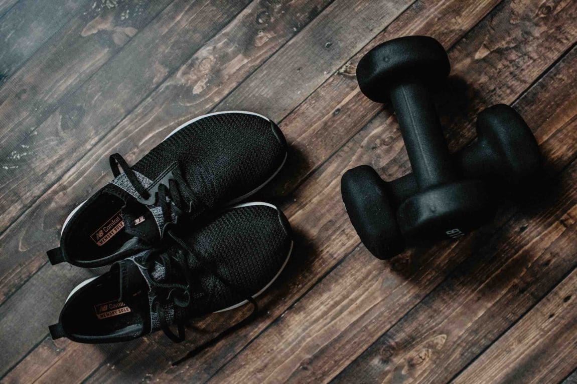 how-to-exercise-at-home-you-need-sneakers-dumbells