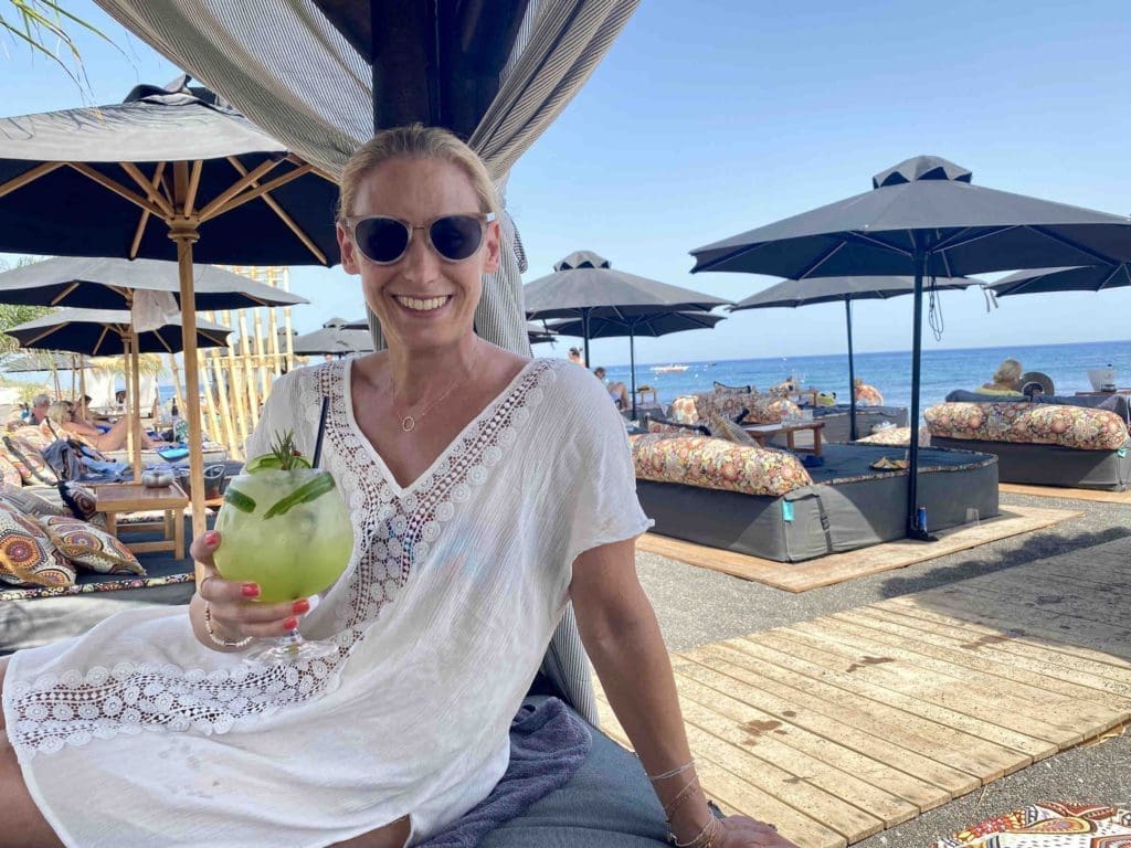 enjoying-a-cocktail-at-seaside-santorini-1