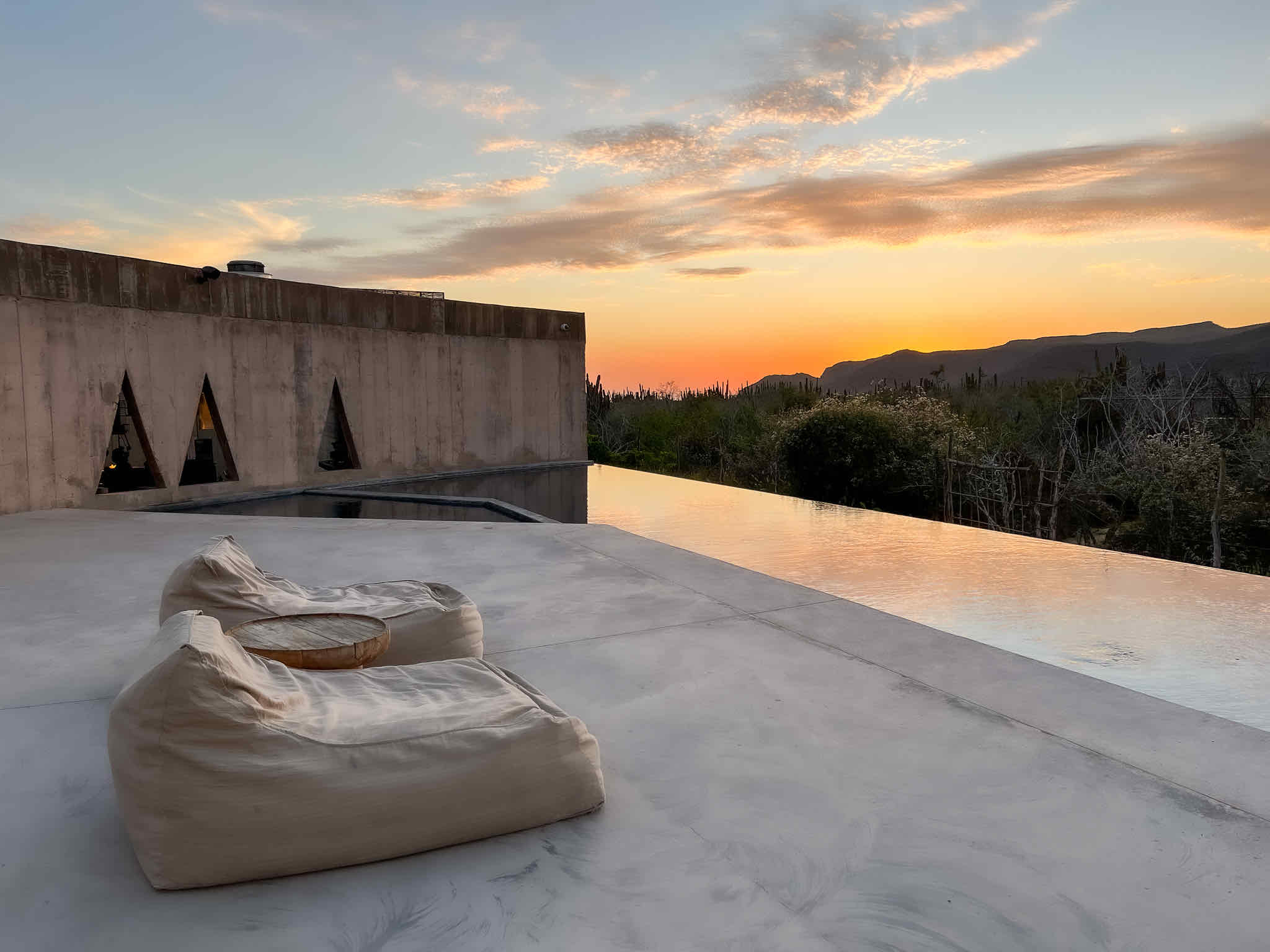 open-air-lounge-and-check-in-area-paradero-hotel