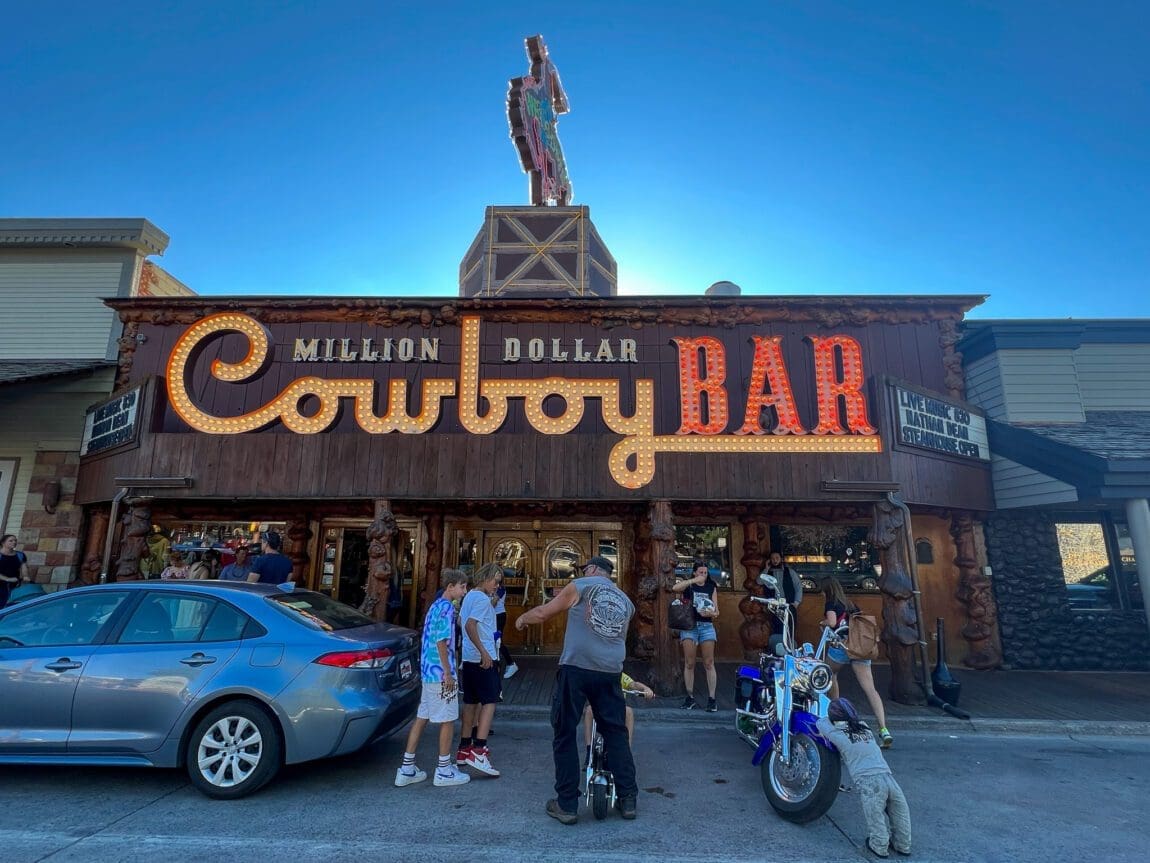 million-dollar-cowboy-bar-jackson-wyoming