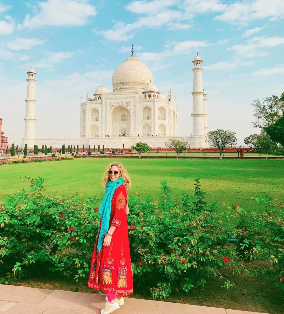 merry-visiting-the-taj-mahal-india